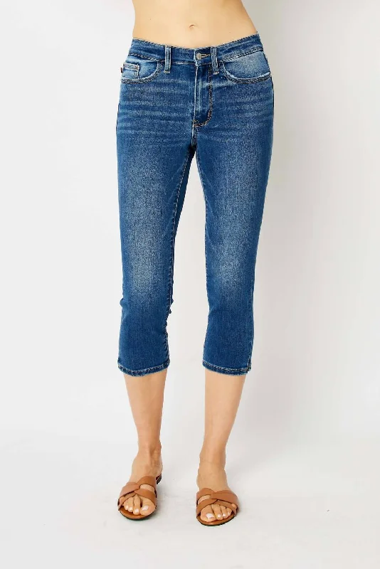 Skinny Fit Mid Rise Capri With Side Slit In Medium Wash